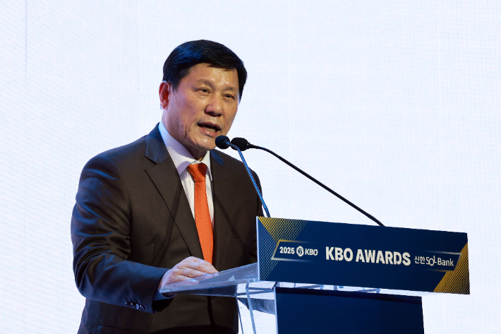 26일 오후 서울 송파구 롯데호텔 월드에서 열린 2025 신한 SOL뱅크 KBO 시상식에서 KBO 허구연 총재가 타이틀 스폰서십 계약 연장 기념 행사에서 인사말을 하고 있다. 연합뉴스 