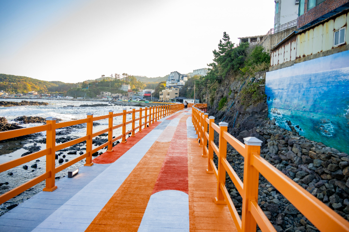 울산 북구 해안가 마을에 색채를 입혀 산책하고 싶은 곳으로 바꿨다. 북구청 제공 