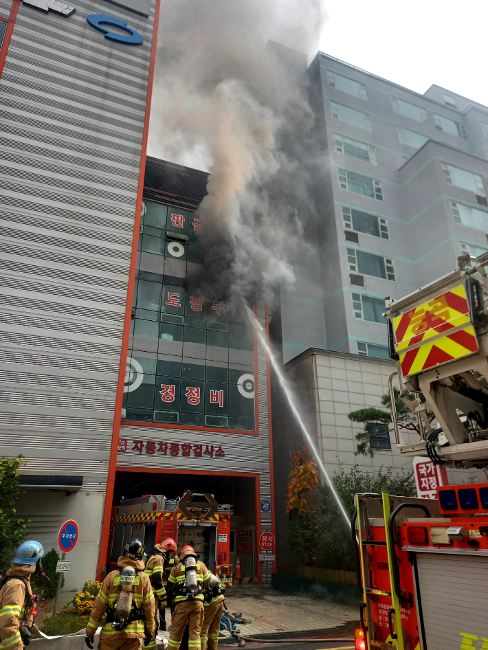 24일 낮 12시 경기 고양시 덕양구 행신동의 한 자동차종합검사소에서 발생한 화재를 소방관들이 진화하고 있다. 경기북부소방재난본부 제공