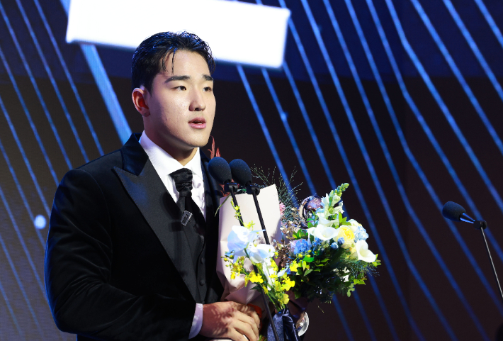 24일 서울 송파구 롯데호텔 월드에서 열린 2025 신한 SOL뱅크 KBO 시상식에서 KBO 신인상을 수상한 kt 안현민이 소감을 밝히고 있다. 연합뉴스 