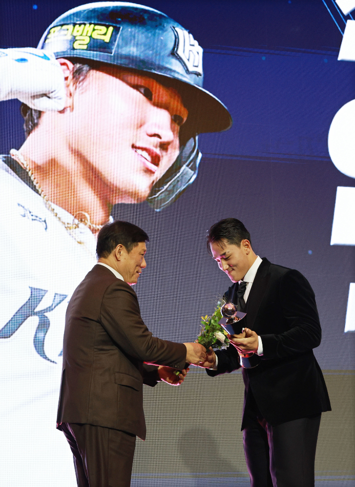 24일 서울 송파구 롯데호텔 월드에서 열린 2025 신한 SOL뱅크 KBO 시상식에서 KBO 신인상을 수상한 kt 안현민이 상을 받고 있다. 연합뉴스 