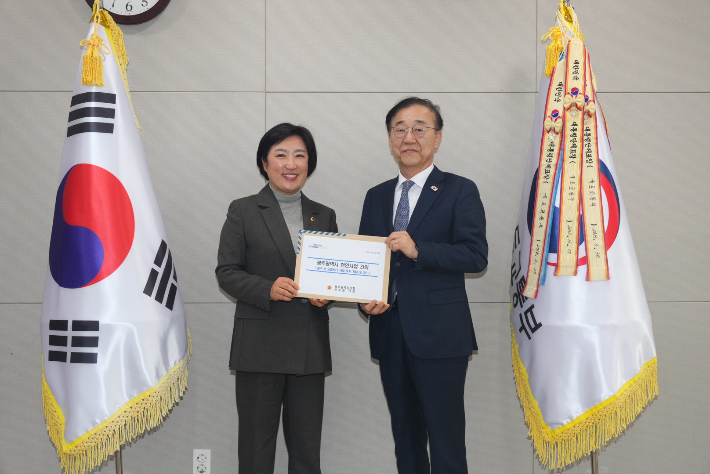 광주광역시의회 신수정 의장이 24일 국토교통부 김윤덕 장관을 만나 광주 핵심 현안 사업에 대한 중앙정부 지원 건의서를 직접 전달했다. 광주시의회 제공