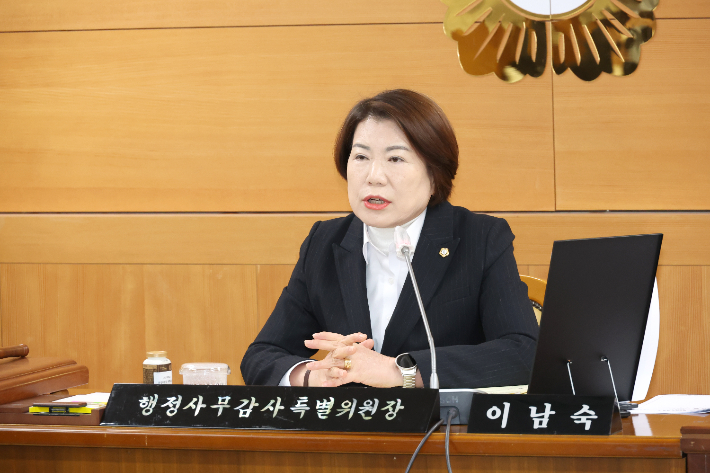 이남숙 전주시의회 행정사무감사특별위원장이 질의하고 있다. 전주시의회 제공