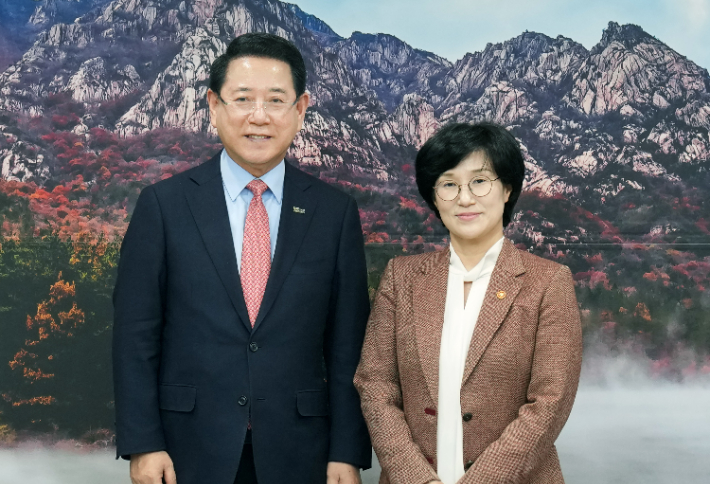 김영록 전라남도지사가 24일 도청 접견실에서 원민경 성평등가족부 장관과 면담을 마치고 기념촬영을 하고 있다. 전라남도 제공