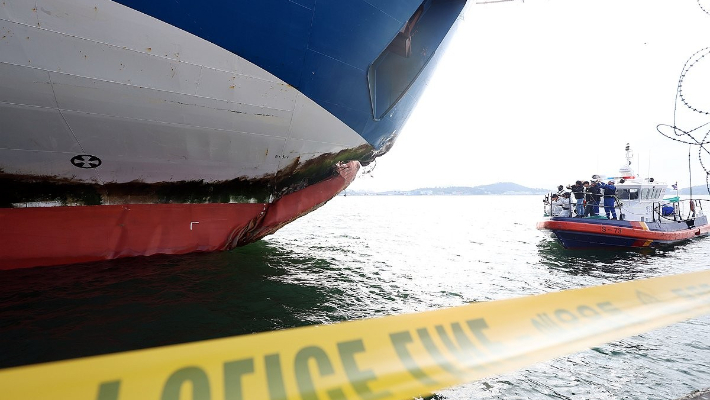 지난 20일 오전 전남 목포시 삼학부두에서 해경과 국과수가 2만6천톤급 여객선 퀸제누비아2호에 대한 감식을 하고 있다. 연합뉴스