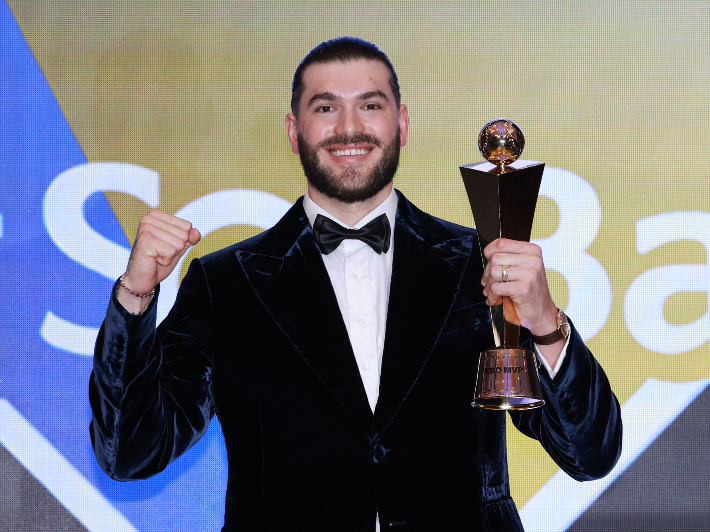 24일 서울 송파구 롯데호텔 월드에서 열린 2025 신한 SOL뱅크 KBO 시상식에서 정규 시즌 최우수 선수(MVP)로 선정된 한화의 폰세가 트로피와 함께 기념 촬영을 하고 있다. 연합뉴스