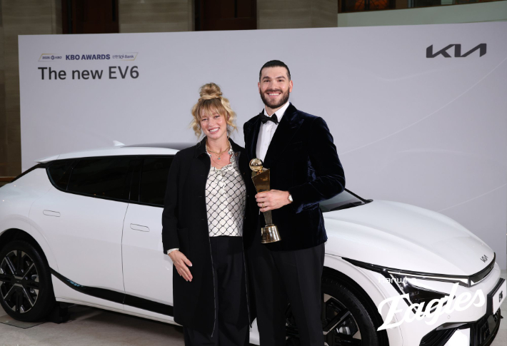 폰세가 MVP 부상인 전기차 앞에서 아내와 함께 기념 촬영한 모습. 한화 이글스 