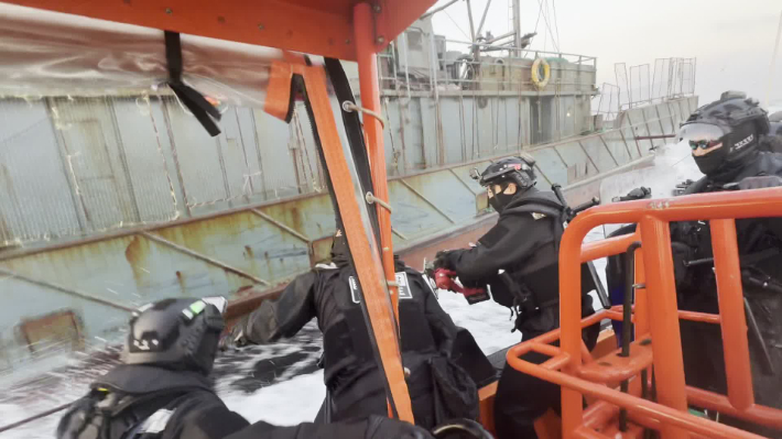 지난 21일 인천 옹진군 소청도 인근 해상에서 도주하는 불법조업 중국어선을 해양경찰 대원들이 추적하는 모습. 서해5도특별경비단 제공