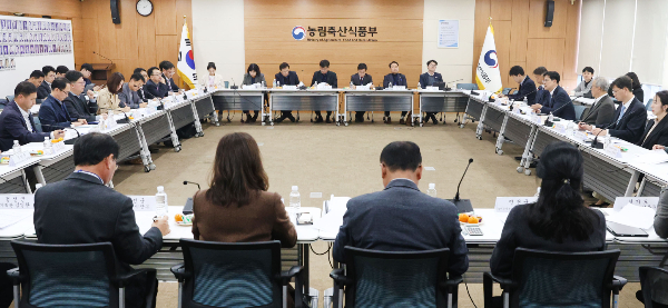 농림축산식품부(이하 농식푸부)는 11월 24일 정부세종청사에서 강형석 차관 주재로 농어촌 기본소득 시범사업 대상 7개 군별 추진상황 점검 회의를 개최했다. 농식품부 제공