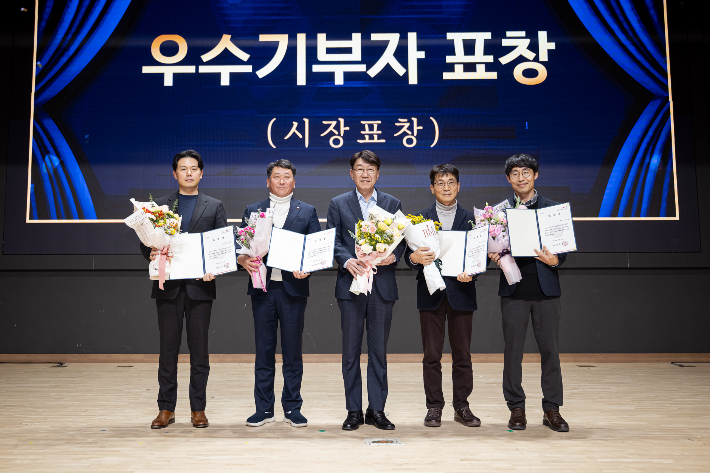 전북은행이 전주시 우수기부자로 전주시장 표창을 받았다. 전북은행 제공