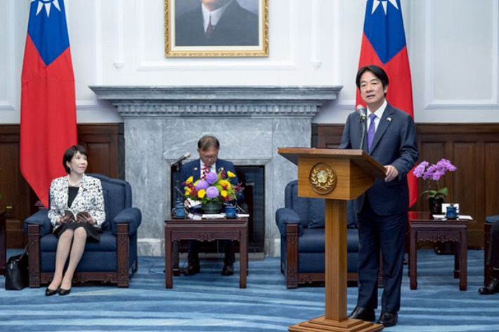 다카이치 사나에 일본 총리는 자민당 총재 선거를 앞둔 지난 4월 중의원 자격으로 대만을 방문했다. 다카이치는 현지에서 열린 인태전략싱크탱크 2025 국제정경포럼(印太戰略智庫 2025 國際政經論壇)에서 트럼프 대통령의 대만 공약에 의문을 제기하며 일본과 미국, 대만, 필리핀, 호주 등이 준동맹을 구축해야 한다고 말했다. 사진은 다카이치 총리가 타이베이에서 라이칭더 (賴淸德) 대만 총통을 접견했을 때의 모습. 대만 총통부 홈페이지 캡처