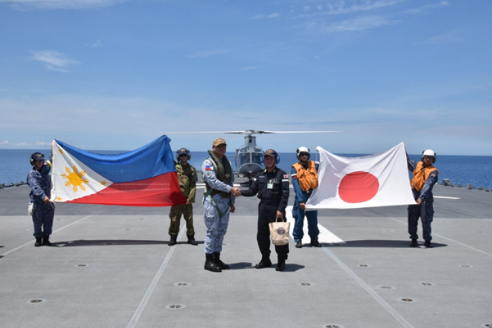 일본은 필리핀과 상호접근협정(RAA)를 체결해 준동맹 관계를 구축했다. 사진은 지난 9월 13일 남중국해에서 실시된 일본 해상자위대와 미국 해군, 필리핀 해군의 다자간 해상협력 활동(MCA)에서 일본과 필리핀 해군의 기념 촬영 모습. 필리핀 주재 일본대사관 홈페이지 캡처