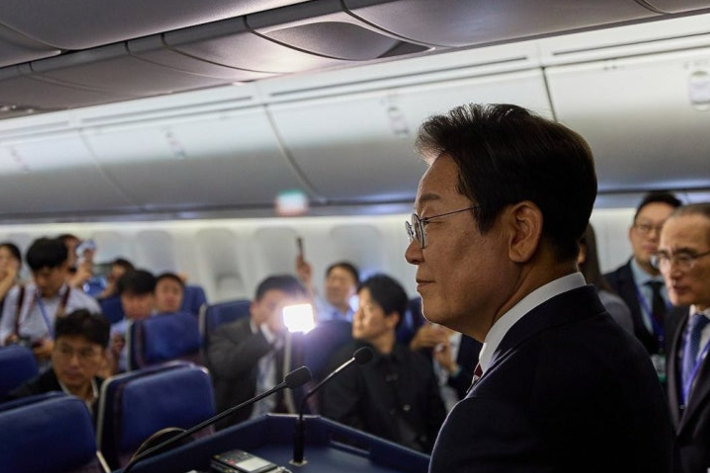 지난 6월 기내 기자간담회 당시. 연합뉴스