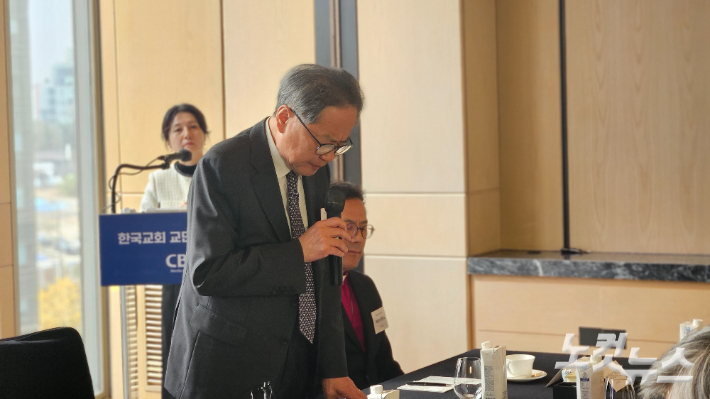 기독교대한감리회 김정석 감독회장이 CBS를 위해 기도하고 있다. 송주열 기자