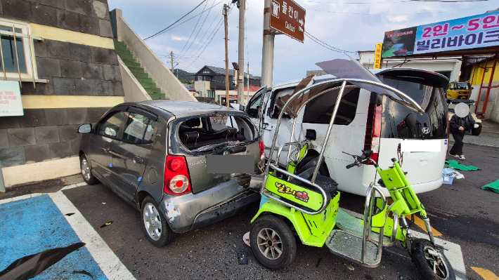 전신주를 들이받고 멈춰선 사고 승합차. 제주도소방안전본부 제공