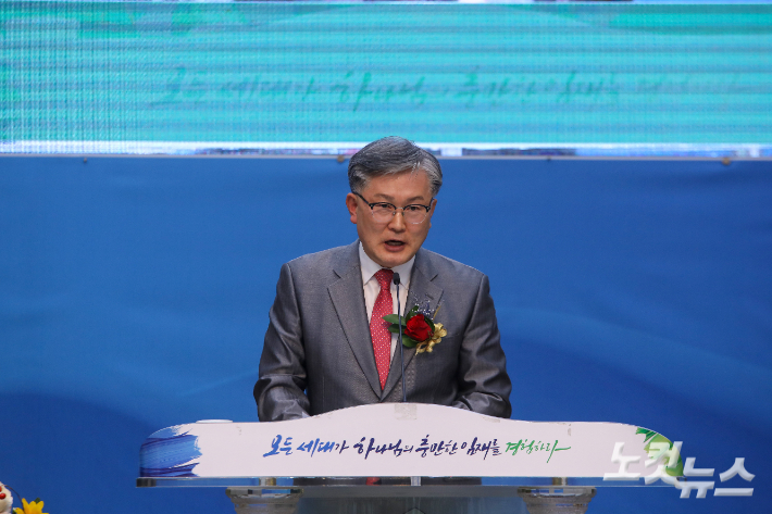 취임식에서 권면하고 있는 신동원 목사. 최화랑 기자