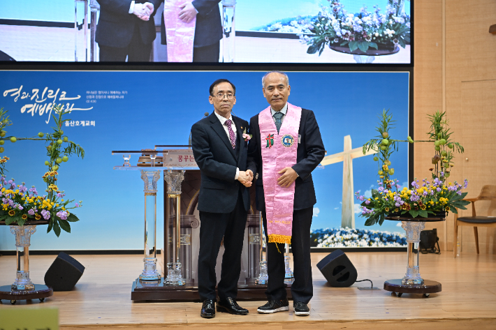 왼쪽부터 오종우 장로, 박인한 장로  호계교회 제공