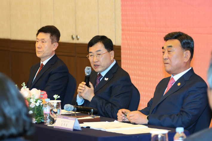 경주 힐튼호텔에서 열린 해오름동맹 상생협의회 정기회에서 3개 도시 단체장들이 공동협력사업 추진 방향을 논의하고 있다. 경주시 제공