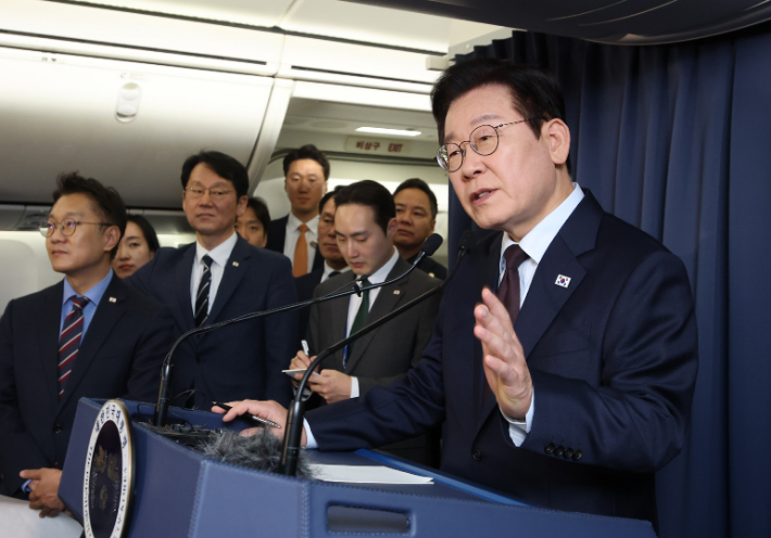 이재명 대통령이 23일(현지시간) G20 정상회의 일정을 마치고 남아프리카공화국에서 다음 방문지인 튀르키예로 향하는 공군 1호기에서 순방 기내 기자간담회를 하고 있다. 연합뉴스