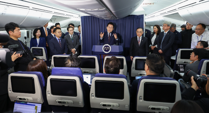 이재명 대통령이 23일(현지시간) G20 정상회의 일정을 마치고 남아프리카공화국에서 다음 방문지인 튀르키예로 향하는 공군 1호기에서 순방 기내 기자간담회를 하고 있다. 연합뉴스