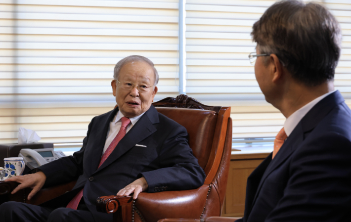 대화하는 손경식 경총 회장. 연합뉴스