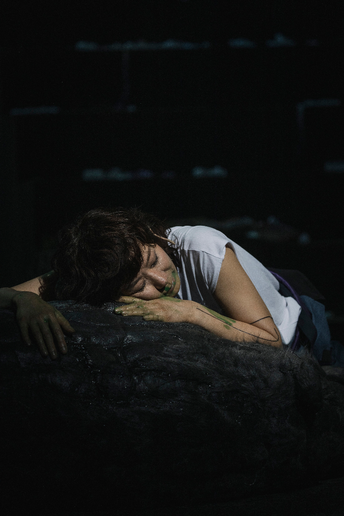 '안트로폴리스' 5부작 중 2부인 '라이오스'의 주연을 맡은 배우 전혜진이 열연을 펼치고 있다. 국립극단 제공