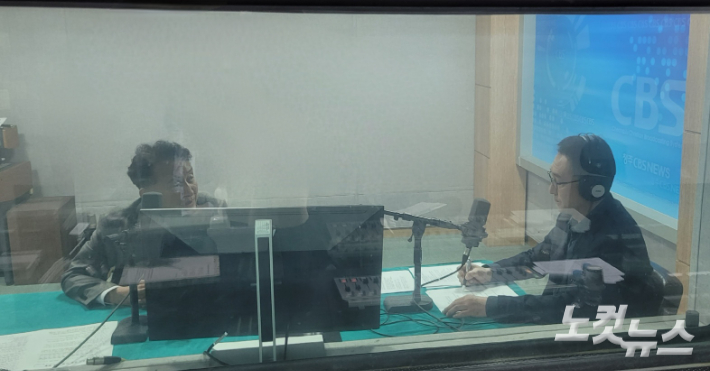 왼쪽부터 김영환 충북지사, 김종현 앵커. 충북CBS