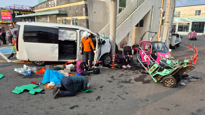 24일 제주 부속섬 우도에서 승합차가 행인을 덮친 모습. 우도 주민 제공