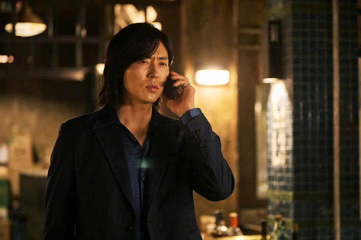 넷플릭스 시리즈 '당신이 죽였다'는 죽거나 죽이지 않으면 벗어날 수 없는 현실 앞에서 조은수(전소니)와 조희수(이유미)가 희수의 남편 노진표(장승조) 살인을 결심하게 되는 내용을 다룬다. 이 과정에서 진강상회 대표 진소백(이무생)은 두 사람을 돕는 인물로 등장한다. 넷플릭스 제공