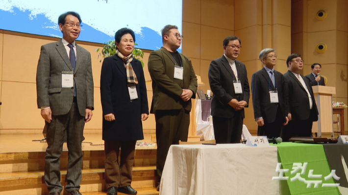 NCCK 신임 임원진. 부회장으로는 황규진 목사 (기감), 김병윤 사령관 (구세군), 양용순 회장 (성공회여성단체협의회/여성), 김석원 청년 (청년), 원종호 총회장 (루터회), 나이영 사장 (연합)이 선출됐으며, 서기엔 이병현 목사 (복음), 회계엔 김승민 목사(예장)가 선출됐다.