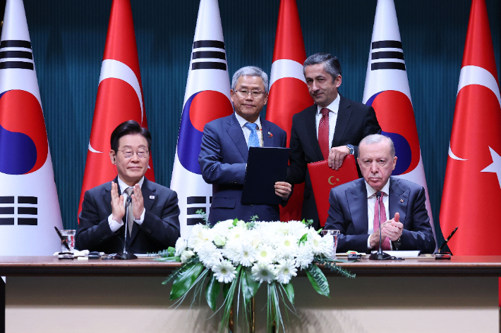 김동철 한국전력공사 사장과 네자티 야마츠 튀르키예 원자력공사 사장이 24일(현지시간) 튀르키예 앙카라 대통령궁에서 이재명 대통령과 레제프 타이이프 에르도안 튀르키예 대통령이 참석한 가운데 원자력 에너지 협력에 관한 MOU를 체결한 뒤 기념촬영을 하고 있다. 연합뉴스