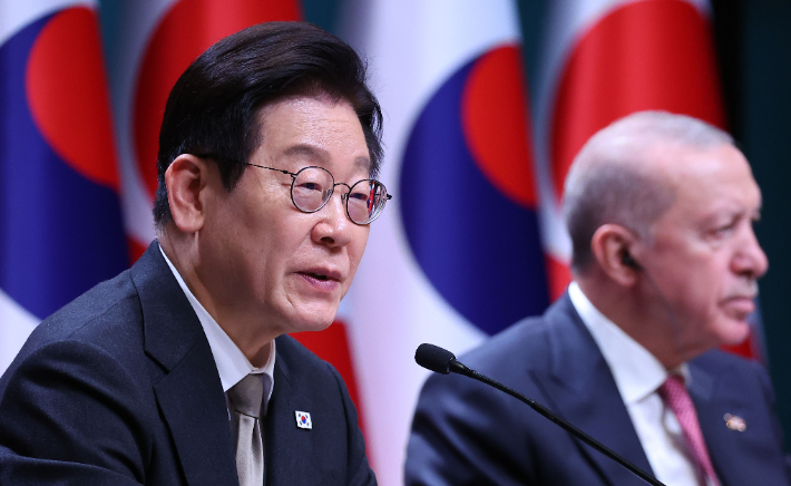 이재명 대통령이 24일(현지시간) 튀르키예 앙카라 대통령궁에서 레제프 타이이프 에르도안 대통령과 공동언론발표를 하고 있다. 연합뉴스