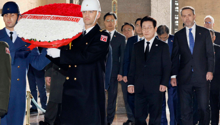 튀르키예를 국빈 방문 중인 이재명 대통령이 24일(현지시간) 앙카라에 위치한 튀르키예의 초대 대통령 '무스타파 케말 아타튀르크'의 묘소에서 헌화를 위해 이동하고 있다. 연합뉴스