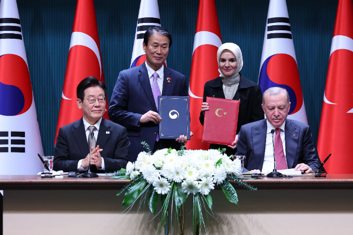 권오을 국가보훈부 장관과 마히누르 외즈데미르 괵타쉬 튀르키예 가족사회장관이 24일(현지시간) 튀르키예 앙카라 대통령궁에서 이재명 대통령과 레제프 타이이프 에르도안 튀르키예 대통령가 참석한 가운데 6·25전쟁 기념 상호렵력에 관한 협력에 관한 MOU를 체결한 뒤 기념촬영을 하고 있다.연합뉴스