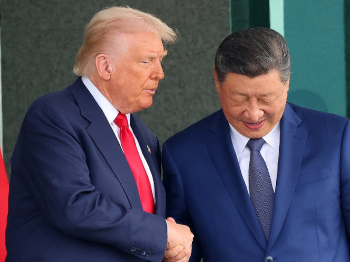 트럼프 미국 대통령과 시진핑 중국 국가주석이 10월 30일 부산 김해공군기지 의전실 나래마루에서 미중 정상회담을 마친 뒤 회담장을 나서며 악수하고 있다. 연합뉴스