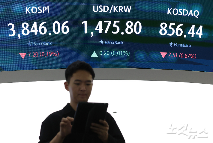 원·달러 환율이 7개월 만에 최고치를 기록한 24일 서울 중구 하나은행 딜링룸에 원·달러 환율이 표시돼 있다. 류영주 기자