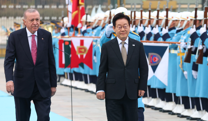 튀르키예를 국빈 방문 중인 이재명 대통령이 24일(현지시간) 앙카라 대통령궁에서 열린 공식 환영식에서 레제프 타이이프 에르도안 튀르키예 대통령과 의장대를 사열하고 있다. 연합뉴스