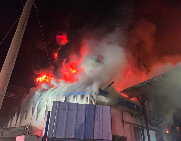 24일 오후 10시 59분쯤 대구 달성군 하빈면의 한 2층짜리 섬유공장 건물 1층에서 불이 났다. 대구소방안전본부 제공