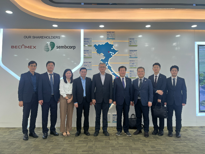 중소벤처기업진흥공단 강석진 이사장(오른쪽에서 네 번째)이 지난 24일 베트남 호찌민에서 중진공과 '베트남싱가포르산업공단' 간 업무협약 체결식을 마친 뒤 관계자들과 기념 촬영을 하고 있다. 중진공 제공