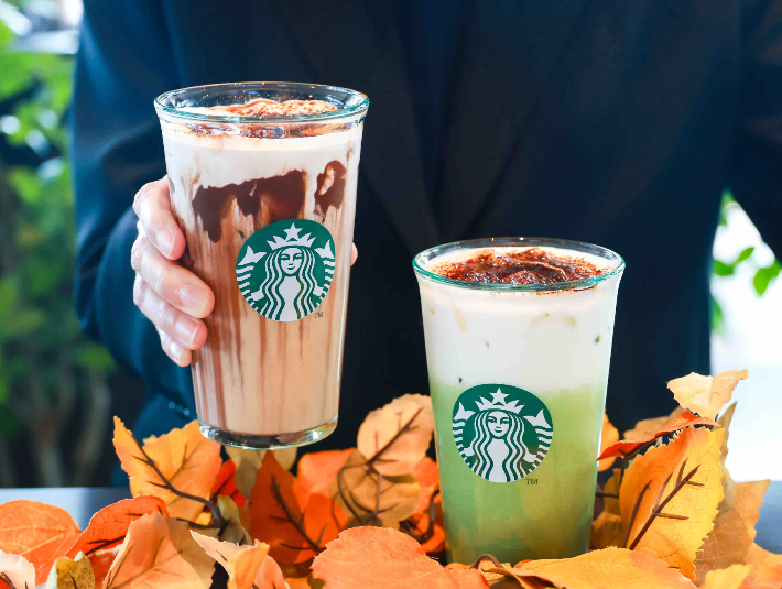 블랙 글레이즈드 라떼(좌)와 말차 글레이즈드 티 라떼(우). 스타벅스 제공