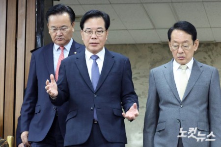 국민의힘 송언석 원내대표가 25일 서울 여의도 국회에서 열린 원내대책회의에 참석하고 있다.