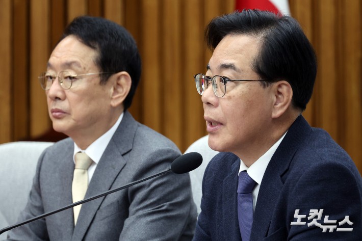 국민의힘 송언석 원내대표가 25일 서울 여의도 국회에서 열린 원내대책회의에서 발언을 하고 있다.