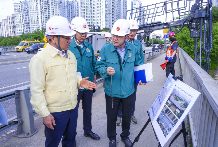 강기정 광주광역시장이 지난 5월 20일 광산구 하남대교를 찾아 광주시 민관합동점검반과 함께 '2025년 집중안전점검'을 실시하고 있다. 광주시 제공