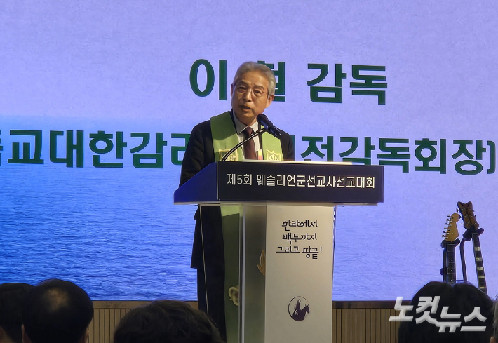 설교 중인 이철 감독.