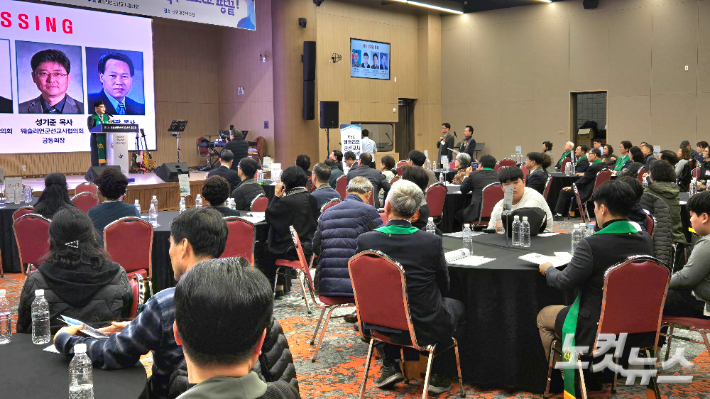 개회예배 BLESSING 중. 