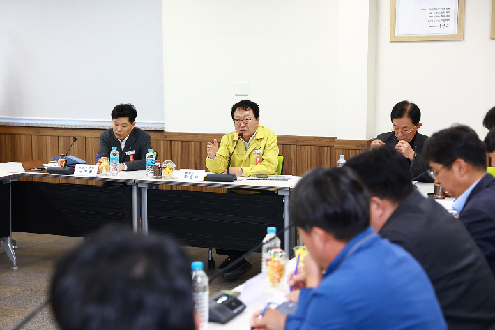 손병복 울진군수가 수소도시 마스터플랜수립용역 중간보고회를 주재하고 있다. 울진군 제공