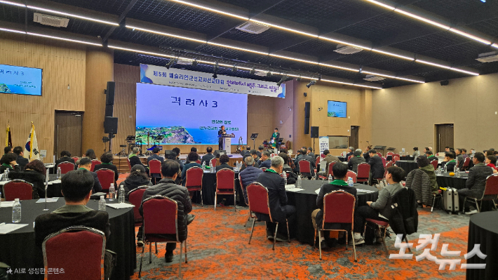 개회예배 중 격려사.