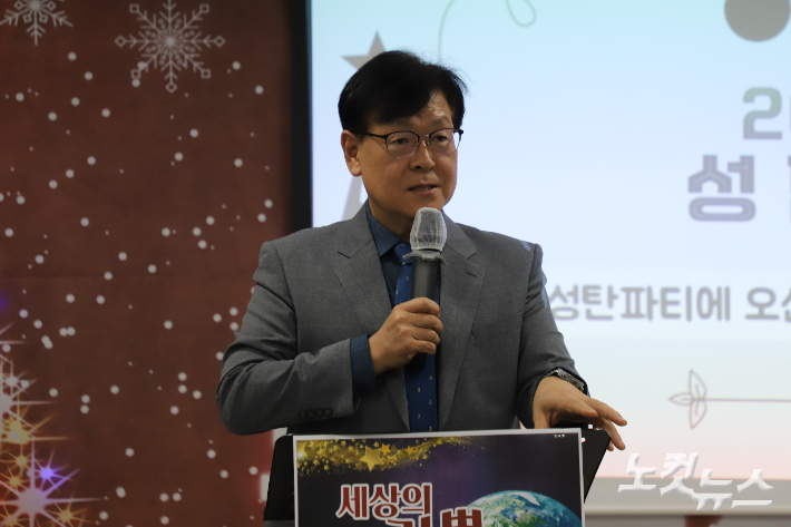박성렬 목사(오천제일교회, 사진)은 '때가 차매 종에서 아들로'라는 제목으로 성탄 메시지를 전했다. 유상원 아나운서