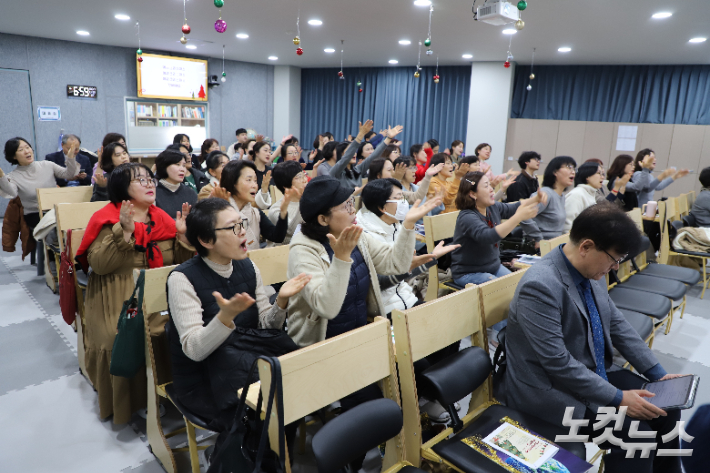 이번 강습회는 교회학교 교사와 어린이 사역자 등 70여 명이 참석한 가운데 성탄파티전도 시범과 성탄발표 시범 등의 내용으로 진행됐다. 유상원 아나운서