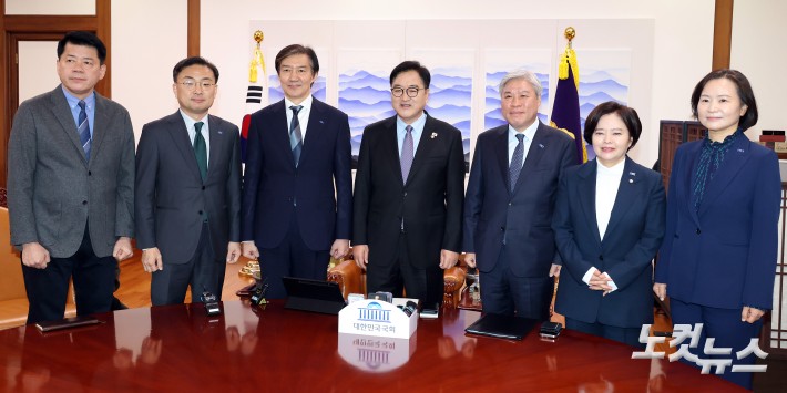 우원식 국회의장 찾은 조국혁신당 조국 대표와 신임 지도부